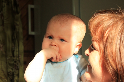 Она совсем еще ребенок. Славные детки. Она совсем еще ребенок. Ребенок стесняется. Она совсем еще ребенок.