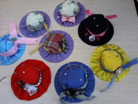 Мк игольница шляпка. Шляпка игольница технология 5 класс. Шляпка игольница технология 5 класс. Технологическая карта игольница шляпка. Творческий проект игольница шляпка.