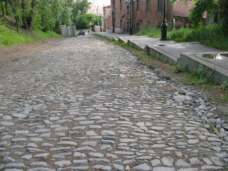 Мощенная булыжником мостовая